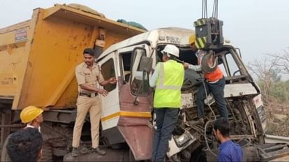 Chhattisgarh: सड़क पर अचानक रुकी तेज रफ्तार ट्रेलर, पीछे आ रही दूसरी ट्रेलर उसमें जा घुसी, एक की मौत रतनपुर में सड़क हादसा