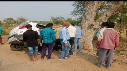 कवर्धा में कार अनिंयत्रित होकर पेड़ से टकराई, पिता-पुत्र की हालत गंभीर।