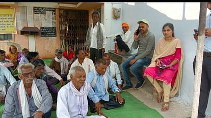 Balod Bank Fraud: बैंक के सामने प्रदर्शन कर किसानों ने मांगा पैसा, अधिकारी बोले- जांच के लिए गए हैं आवेदन बैंक के बारह प्रदर्शन करते पीड़ित किसान।