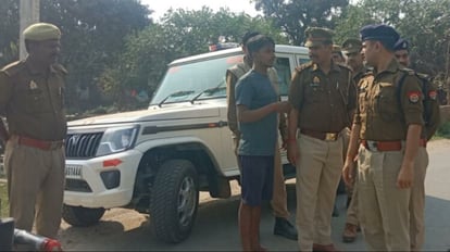 गुलरिया इलाके में गोली चलने के बाद पीड़ित परिवार से घटना की जानकारी लेती पुलिस।
