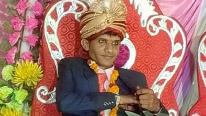 वरमाला स्टेज पर बैठा दुल्हा।