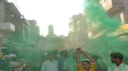 हाथरस में रंगभरनी एकादशी पर गुलाल होली