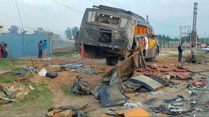 हादसे में क्षतिग्रस्त बस