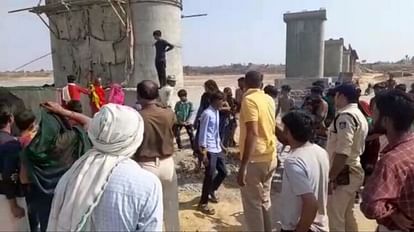 Accident News: तेज रफ्तार मोटरसाइकिल अनियंत्रित होकर पुल से गिरी, हादसे में दो युवकों की मौत, मझौली की घटना कोठार पुल से गिरी बाइक, दो की मौत