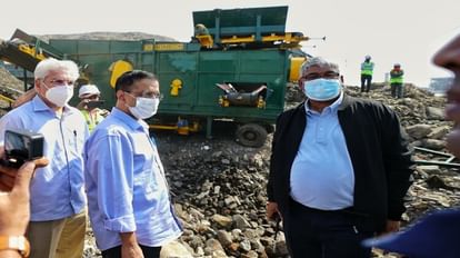 कूड़े के पहाड़ का निरीक्षण करते सीएम केजरीवाल