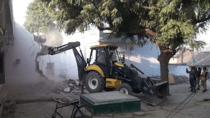 Abdul Kavi, the shooter of Mafia Atiq, surrendered, was absconding after the murder of MLA Raju Pal