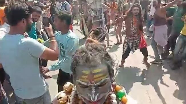 लोग नाचते-गाते नजर आए।