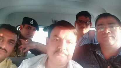 Bihar: मुजफ्फरपुर में निगरानी विभाग ने सीओ को 9 हजार रुपये घूस लेते किया गिरफ्तार मुजफ्फरपुर में निगरानी विभाग ने सीओ को 9 हजार रुपये घूस लेते किया गिरफ्तार