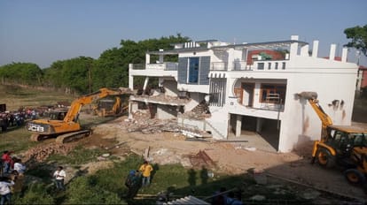 उमेश पाल हत्याकांड: अतीक के करीबी माशूकउद्दीन प्रधान और कवी अहमद के मकान पर चला बुलडोजर, भारी फोर्स तैनात Prayagraj : पूरामुफ्ती इलाके के असरौली में प्रधान माशूकउद्दीन के मकान को ध्वस्त करता बुलडोजर।