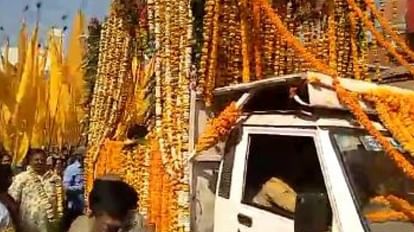 रंगभरी एकादशी पर निकाली निशान ध्वजा यात्रा में झूमे भक्त