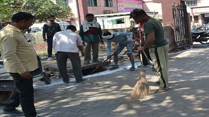 Hathras News: काश, आते रहें वीआईपी, जिससे व्यवस्थाएं रहें दुरुस्त राज्यपाल आगमन को लेकर सफाई करते कर्मी