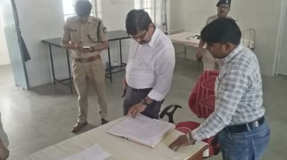 Sehore: जिला जेल का निरीक्षण करने पहुंचे कलेक्टर-एसपी, डॉ. सपत सहारे अनुपस्थित मिले तो दिया कारण बताओ नोटिस सीहोर कलेक्टर प्रवीण सिंह एवं एसपी मयंक अवस्थी ने जिला जेल का निरीक्षण किया।