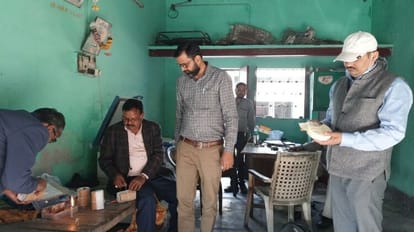 सैम्पल को सील करते अधिकारी