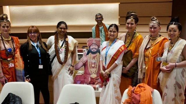 Vijayapriya Nithyananda: कौन है विजयप्रिया नित्यानंद जो भगवा कपड़ा पहने संयुक्त राष्ट्र पहुंची? देखें तस्वीरें यूएन में नित्यानंद के कथित देश के कई सदस्य मौजूद रहे।