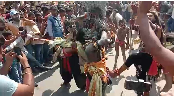Colorful Holi played with a group of ghosts and vampires, such pictures, whoever saw them was stunned