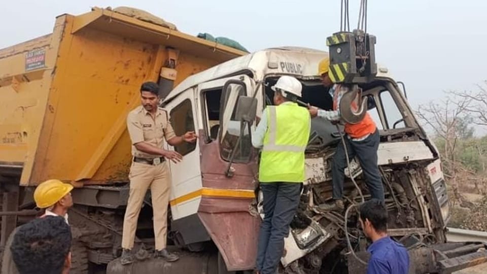 chhattisgarh two trailers collides each other on driver died on spot in ratanpur