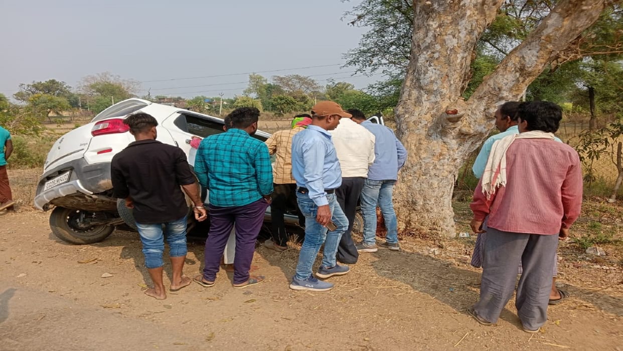 car rammed into a tree in Kawardha the condition of father and son is serious