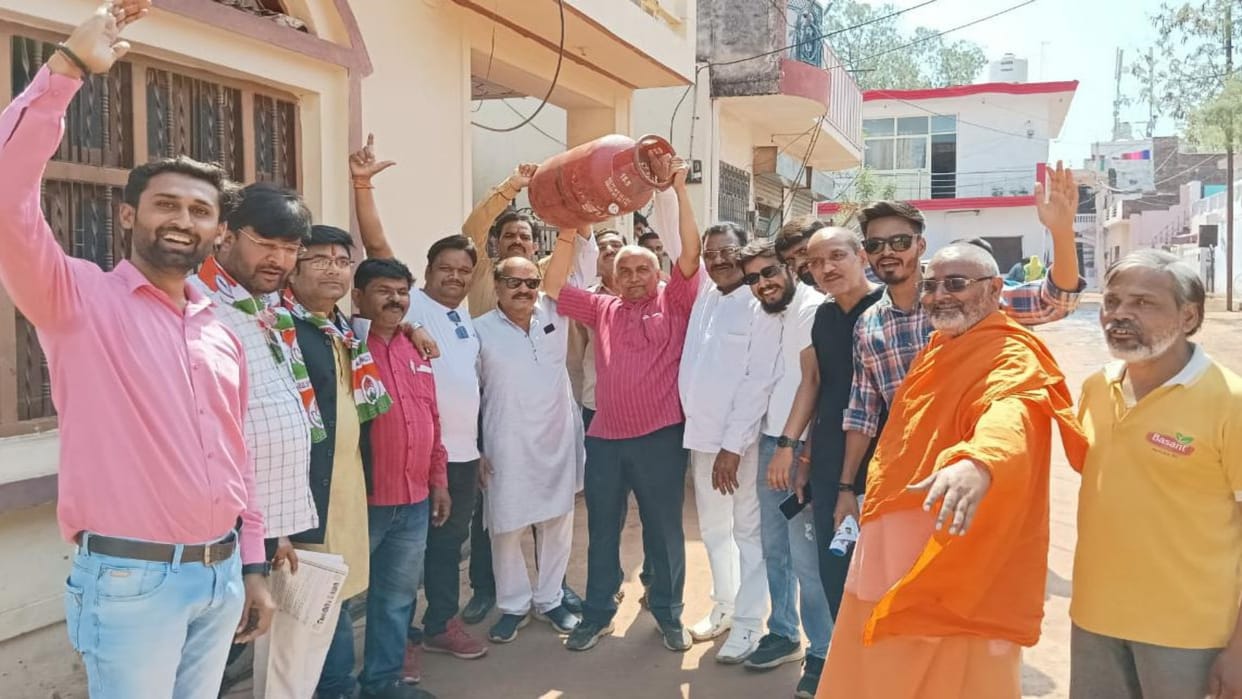 Congress protest against rising prices of gas cylinders under Hath Jodo abhiyan in Shivpuri Madhya Pradesh