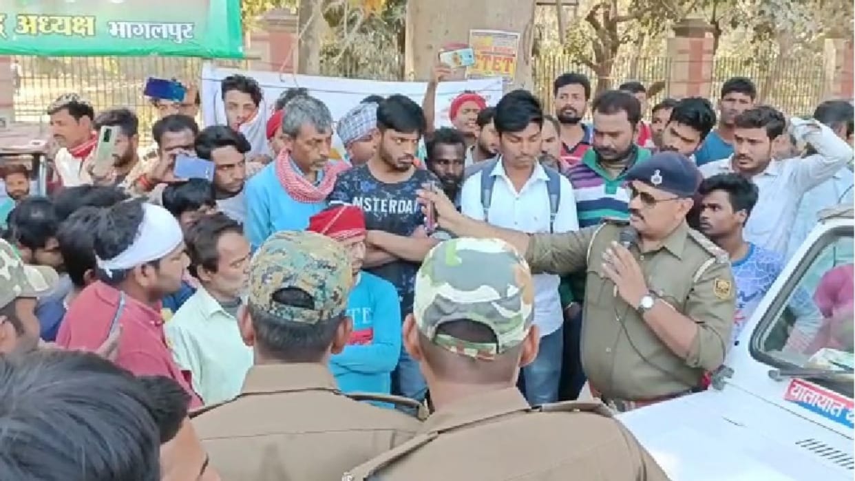 E-rickshaw drivers go on strike against being beaten up in Bhagalpur demand action on sub-inspector