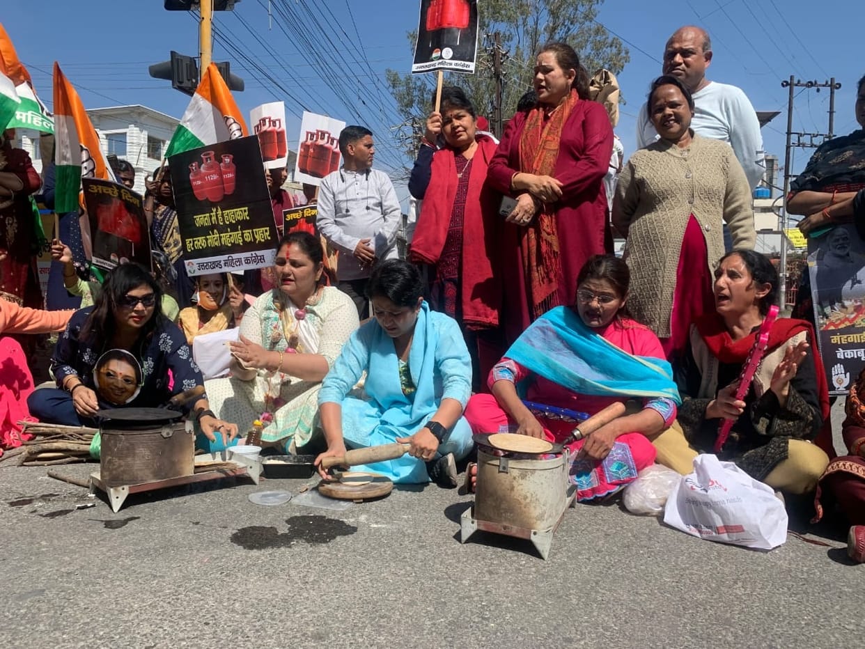 Uttarakhand Congress protest and rolled bread Roti on  road against inflation