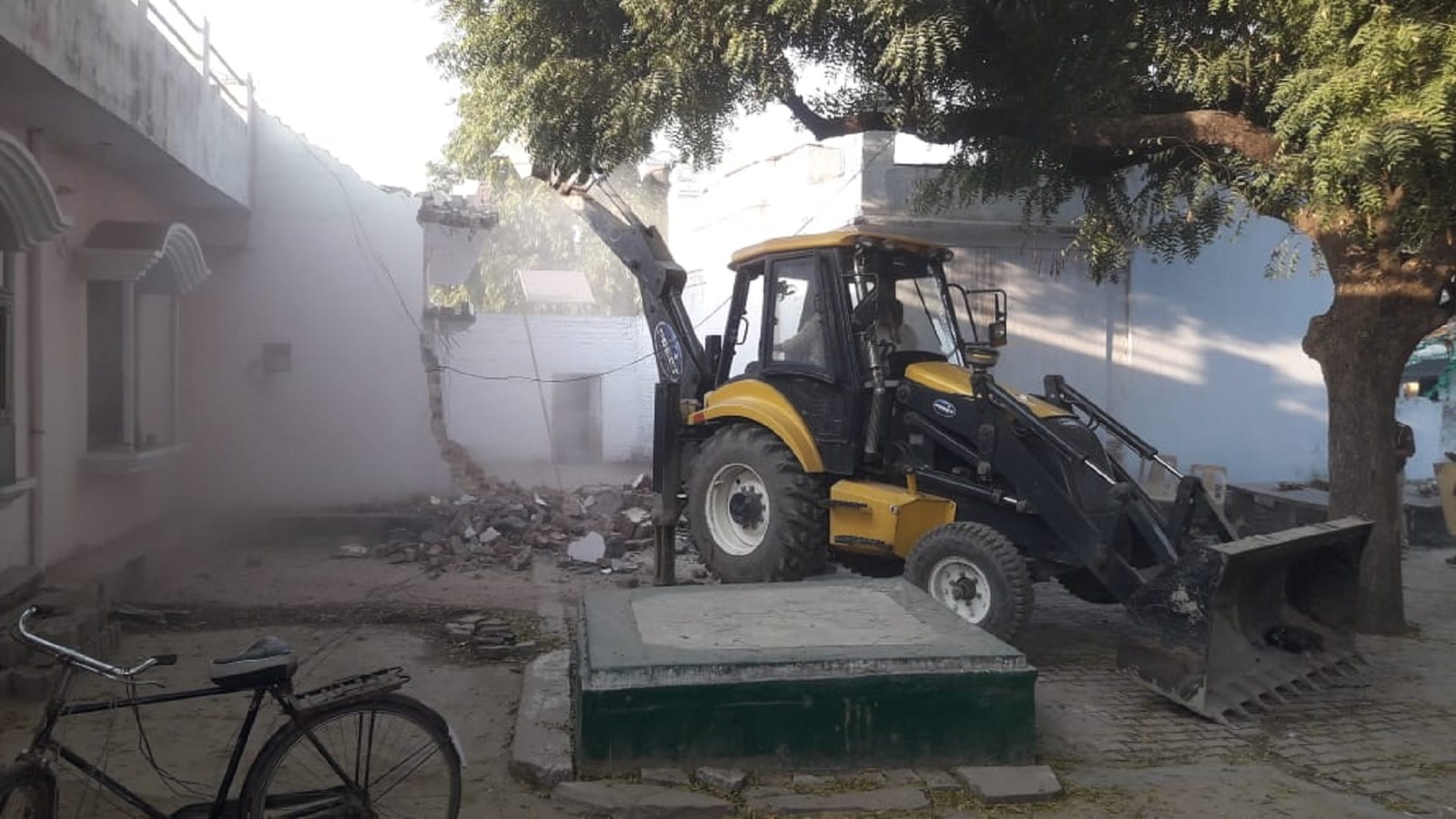 Umesh Pal murder case: Bulldozer run at the house of Raju Pal murder accused Kavi Ahmed, absconding for 18 yea