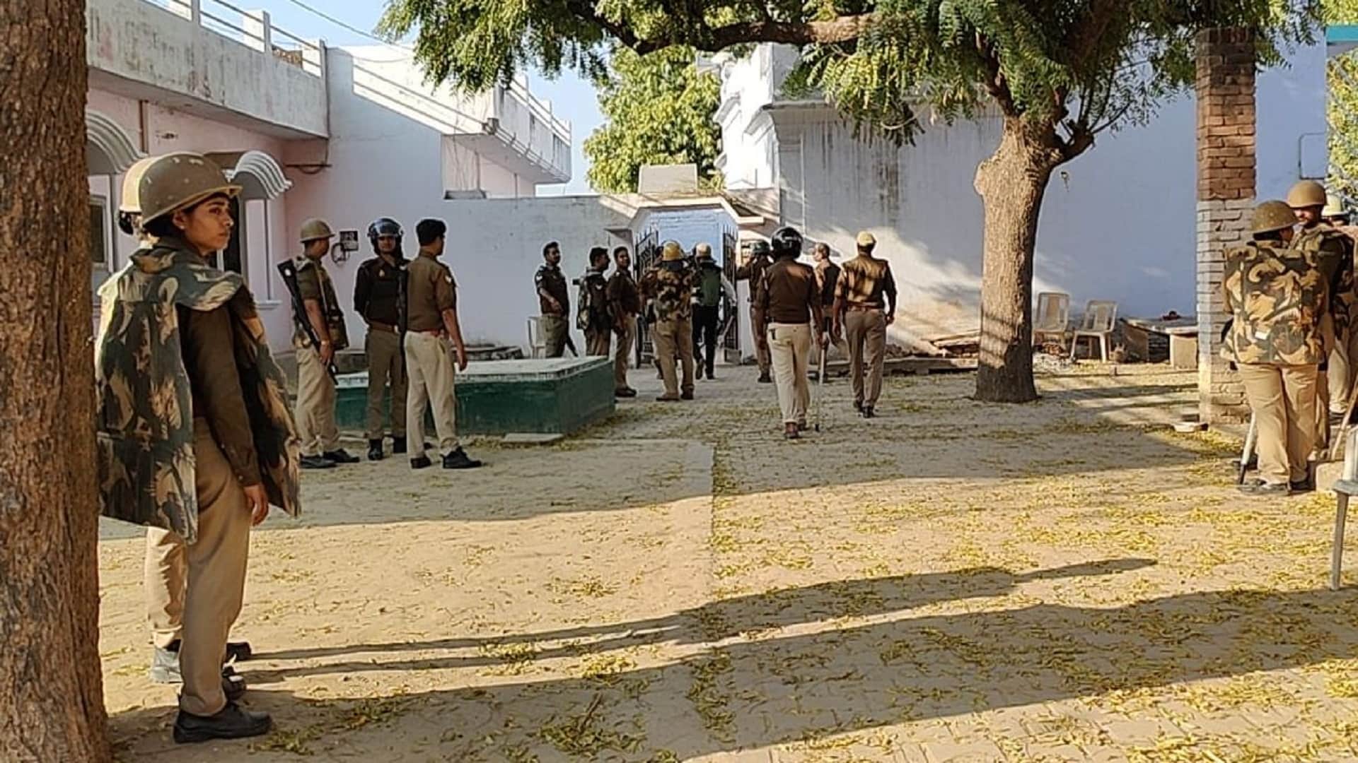 Umesh Pal Hatyakand Mafia Atiq shooter was demolished with a bulldozer, the weapons were kept as a captive