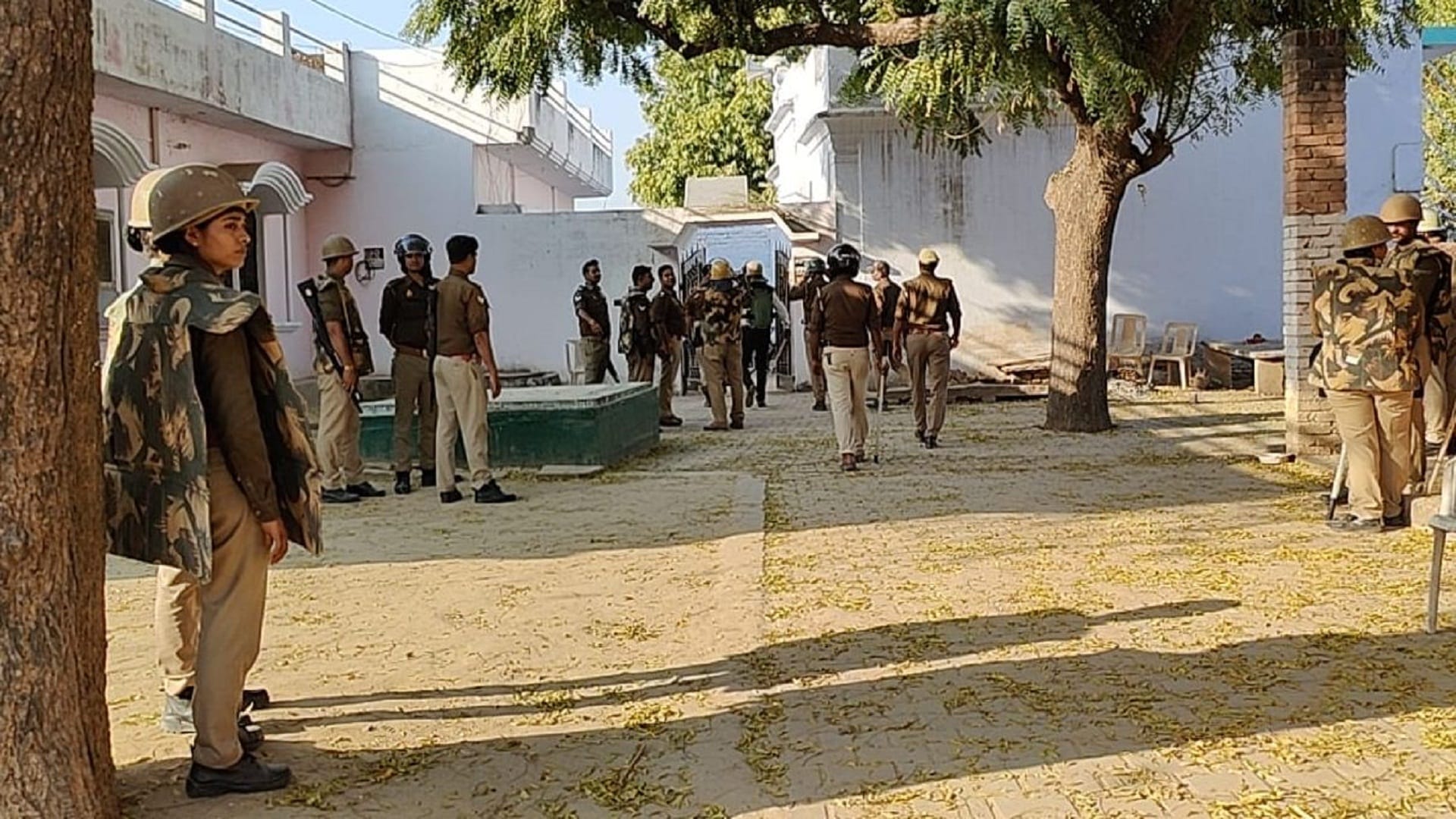 Umesh Pal Hatyakand Mafia Atiq shooter was demolished with a bulldozer, the weapons were kept as a captive