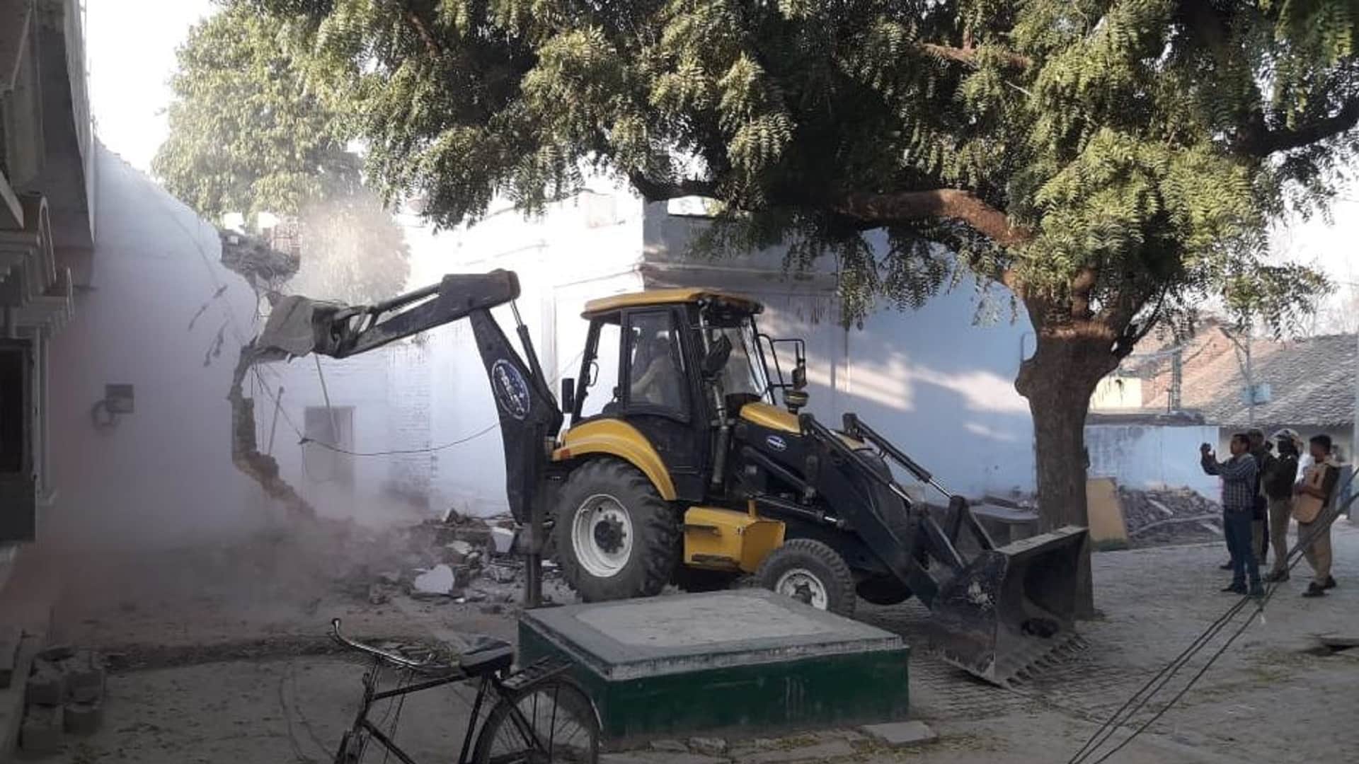 Umesh Pal Hatyakand Mafia Atiq shooter was demolished with a bulldozer, the weapons were kept as a captive