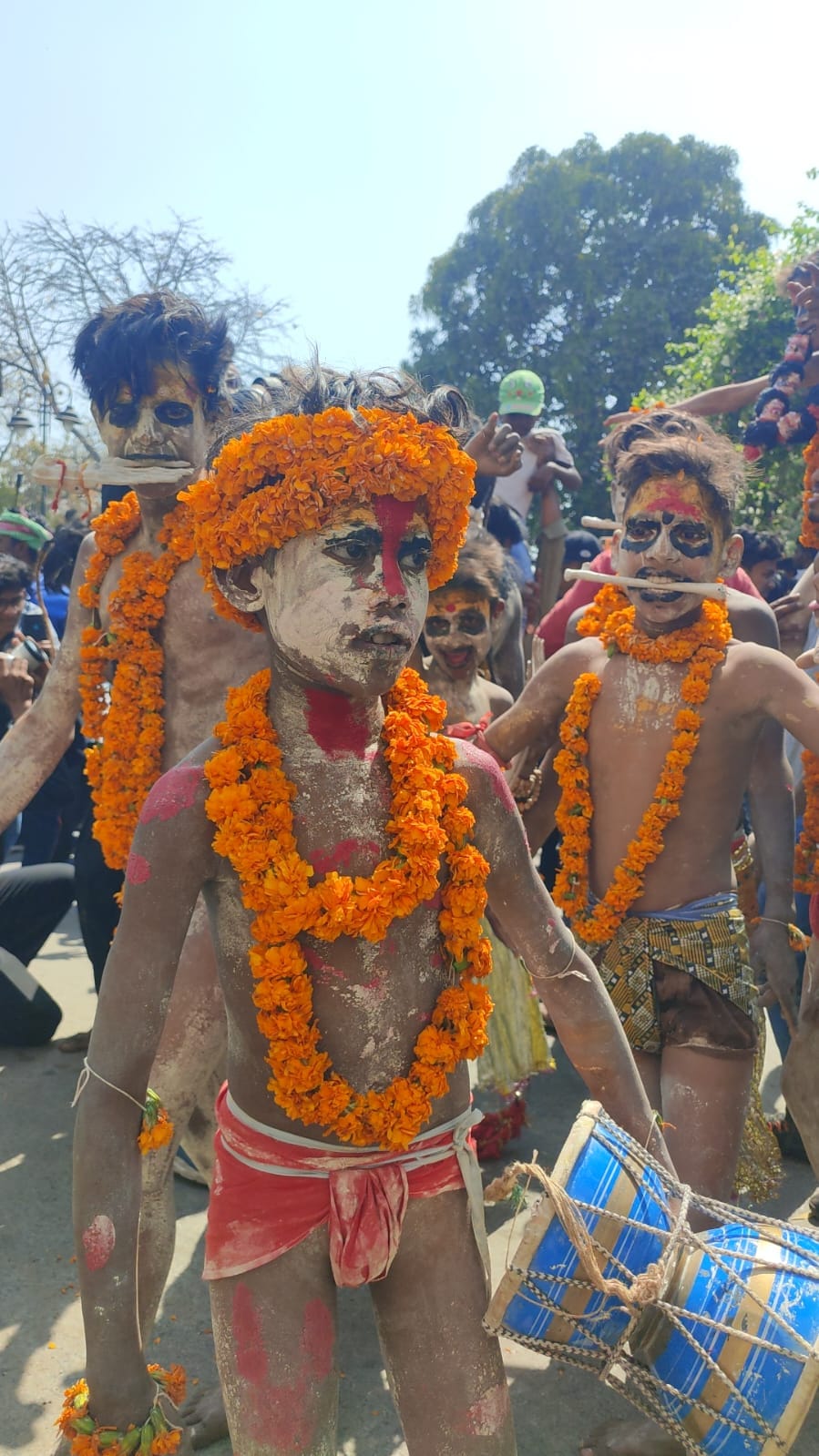 Colorful Holi played with a group of ghosts and vampires, such pictures, whoever saw them was stunned