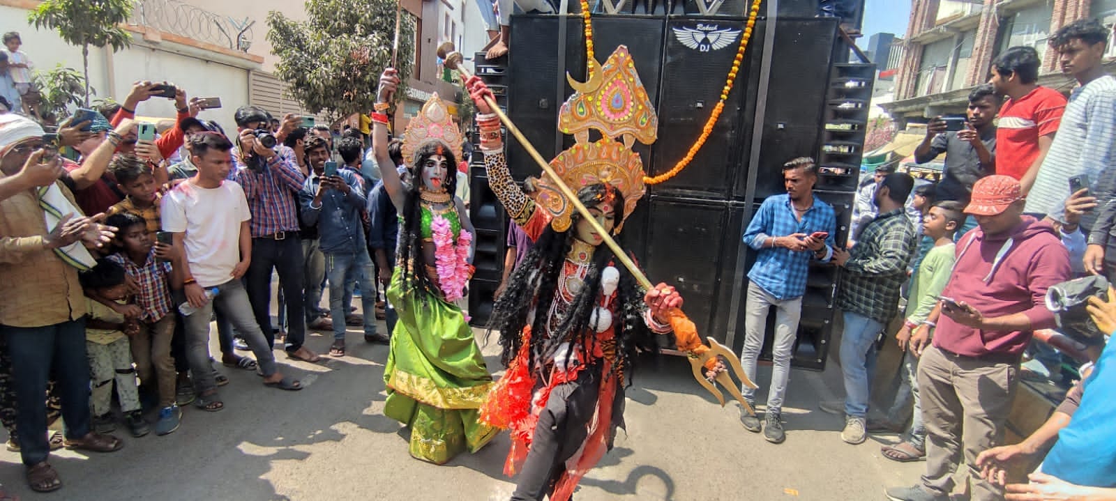 Colorful Holi played with a group of ghosts and vampires, such pictures, whoever saw them was stunned