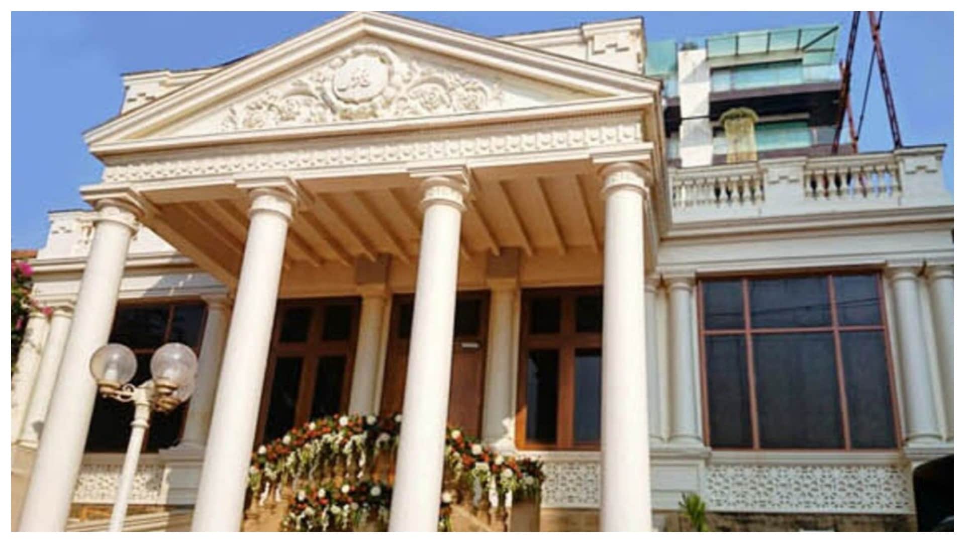 Pathaan Actor shah rukh khan security lapse two unknown persons entered in mannat mumbai police arrested