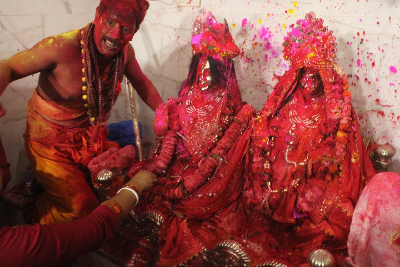 Colorful Holi played with a group of ghosts and vampires, such pictures, whoever saw them was stunned