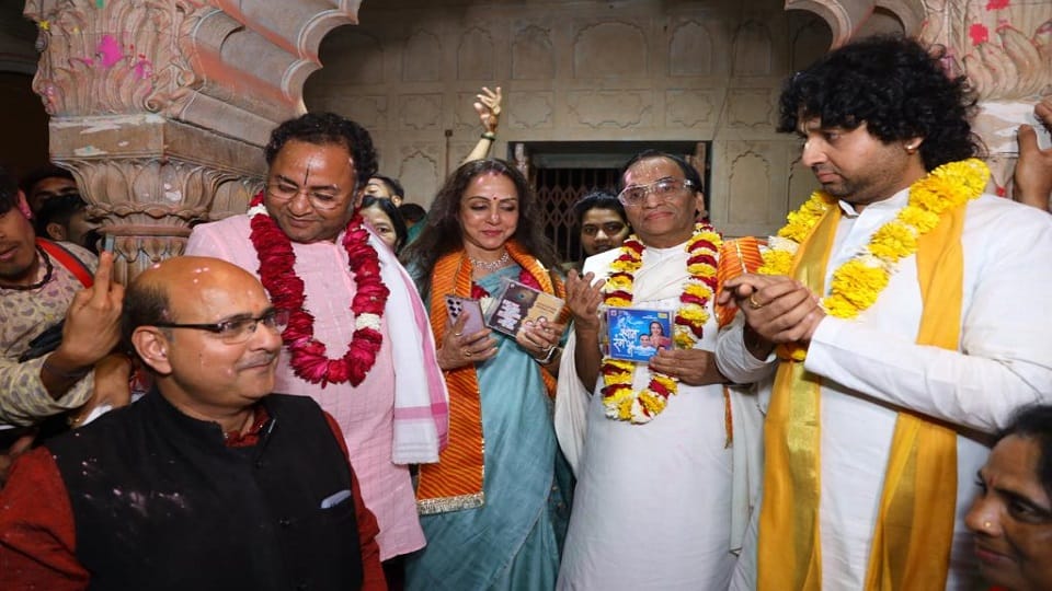 mathura mp hema malini reached thakur radha raman temple holi 2023