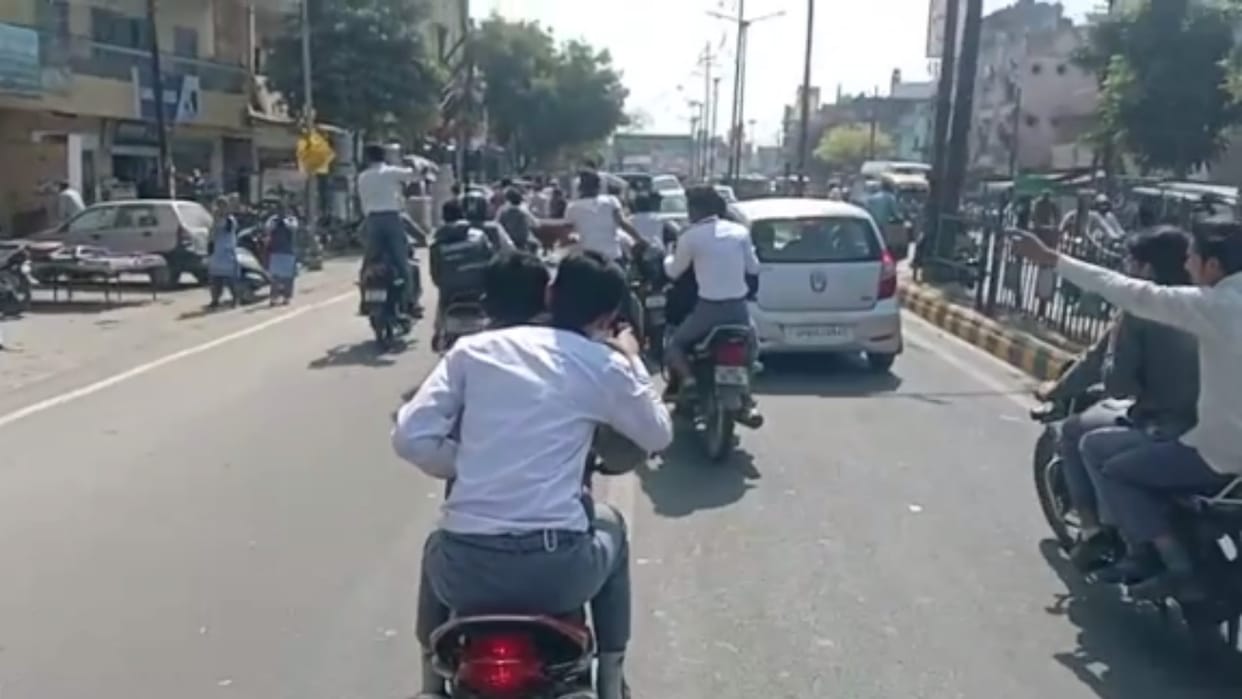 Meerut: The students performed stunts on the road with bikes but the traffic policemen did not action