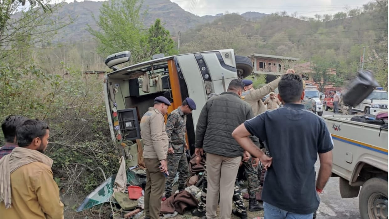 Bilaspur accident news Haryana bus overturned on NH one girl killed 30 students injured