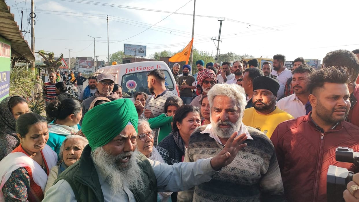 Himachal Una News: Kin protest outside hospital after patients death