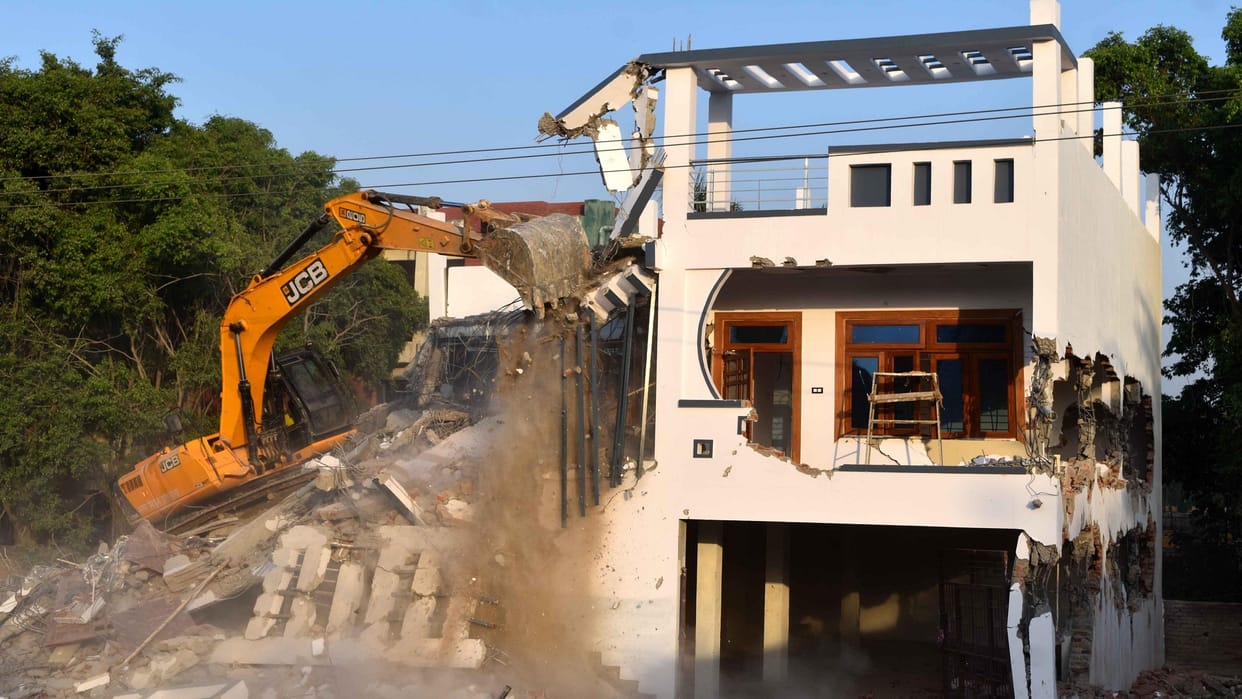 Umesh Pal Hatyakand Bulldozer will run again on the illegal construction of Atiq close ones