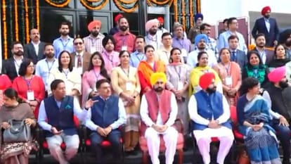 पंजाब के प्रिंसिपल का दूसरा बैच सिंगापुर रवाना।