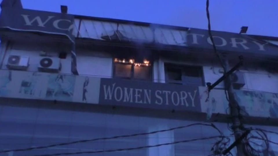 Fire Broke out in cloth showroom at Ludhiana