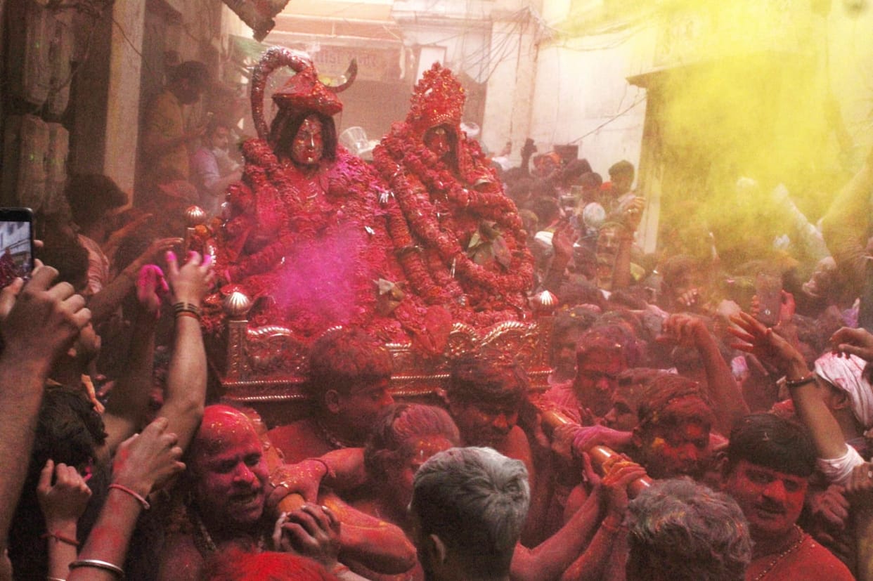 Mother Gaura came to her in-laws house riding a palanquin, wonderful pictures of Rangbhari Ekadashi in Varanas
