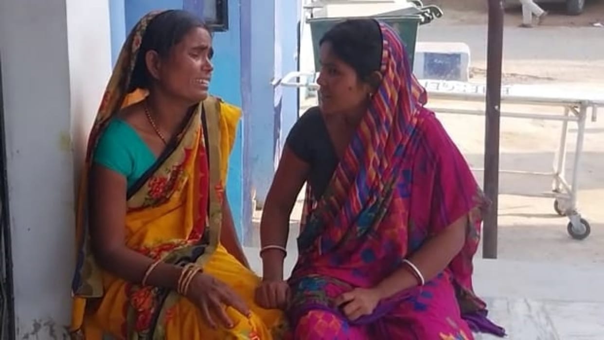 woman returning from marriage ceremony in Samastipur fell from auto with nursing child died during treatment
