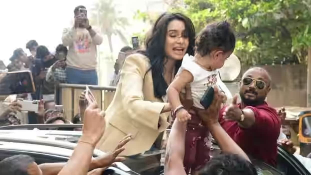 shraddha kapoor fan to put child on her car actress gave this reaction video goes viral on internet