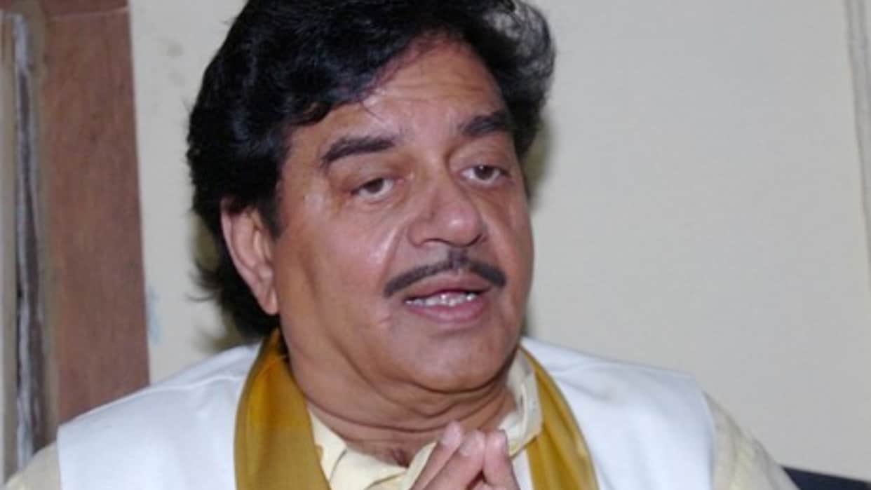 Shatrughan Sinha  Reveal that he was insecure because of his face so he wanted Plastic Surgery