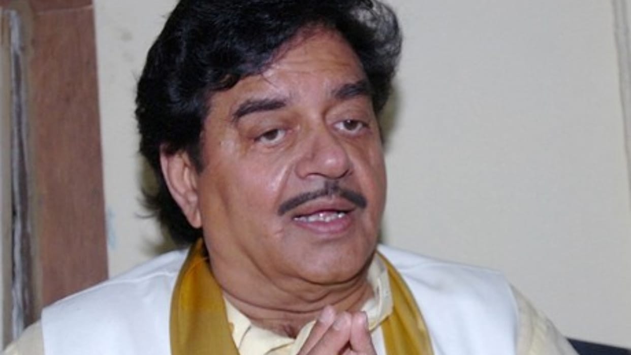 Shatrughan Sinha  Reveal that he was insecure because of his face so he wanted Plastic Surgery