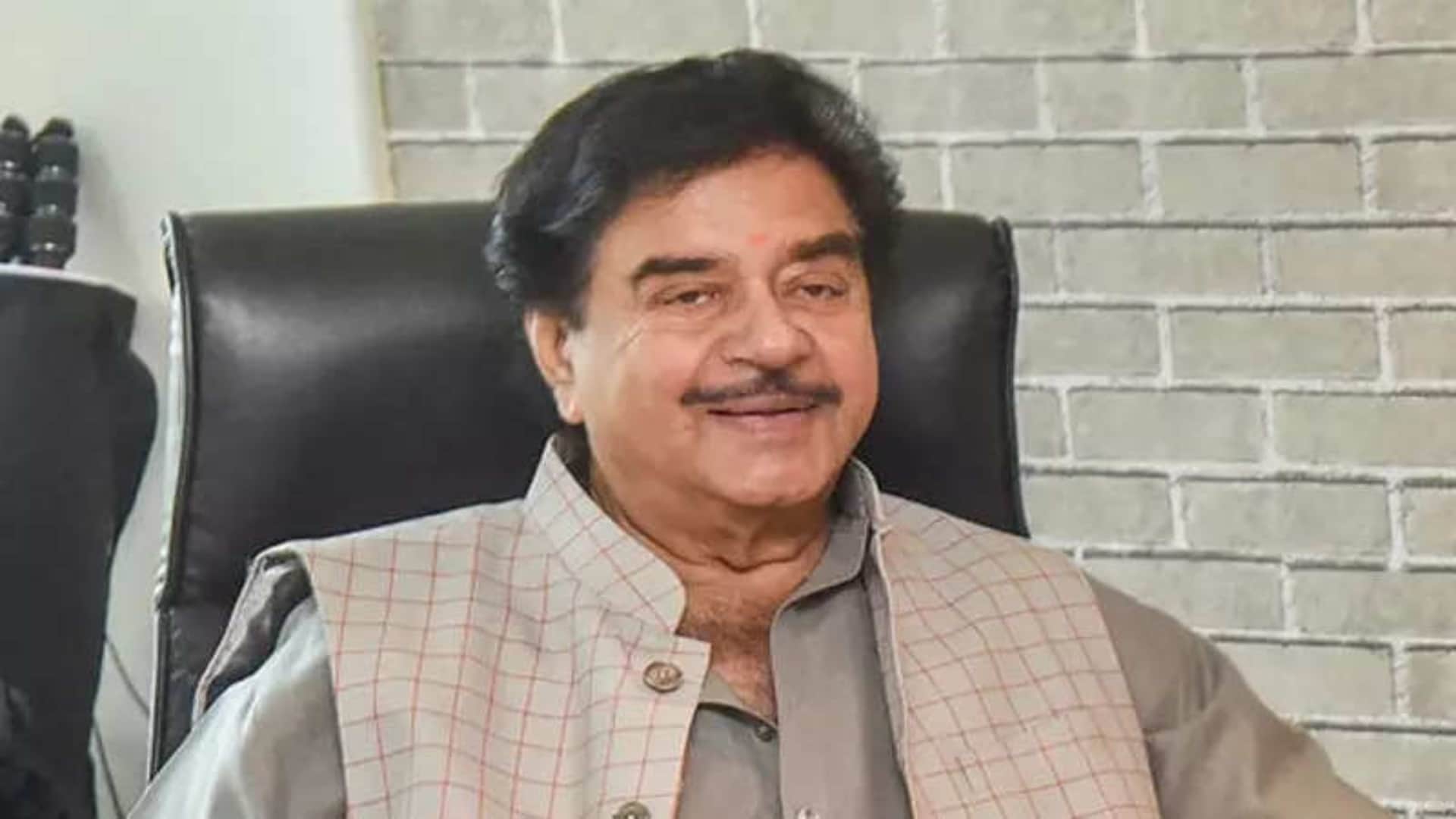 Shatrughan Sinha  Reveal that he was insecure because of his face so he wanted Plastic Surgery