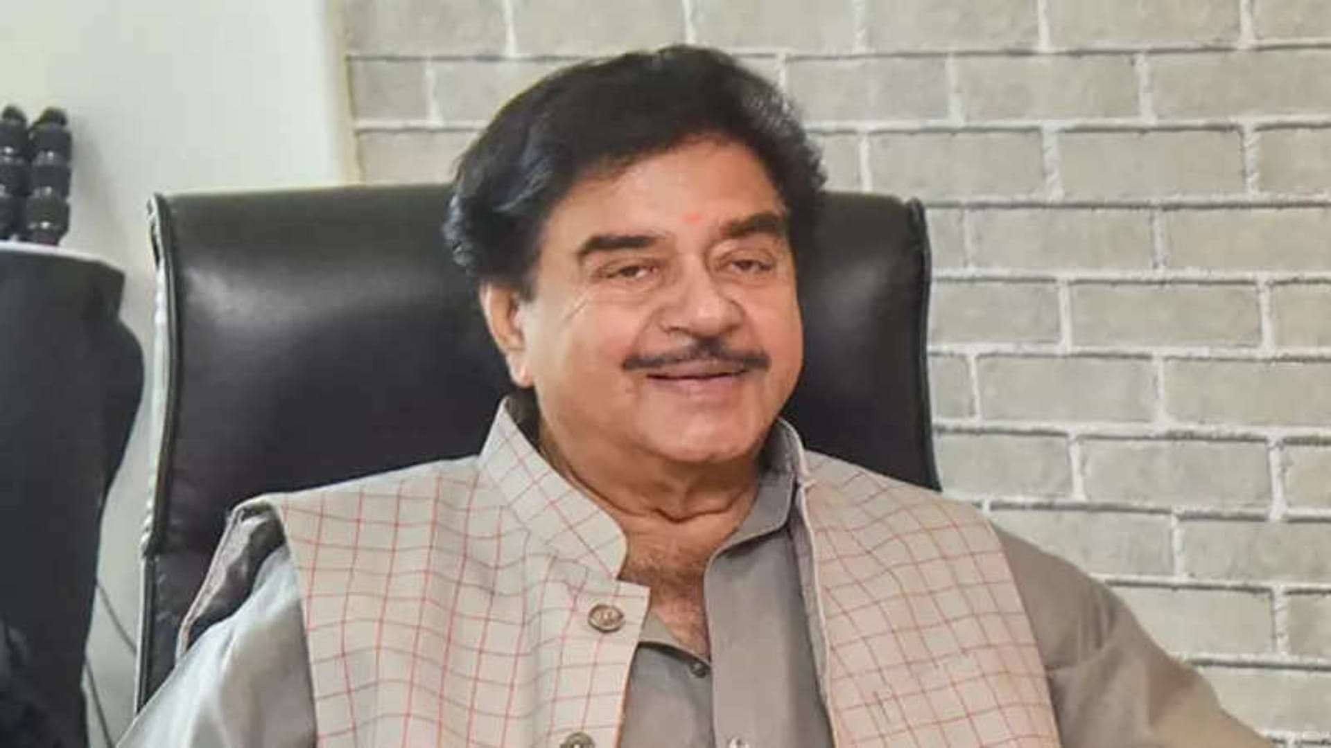 Shatrughan Sinha  Reveal that he was insecure because of his face so he wanted Plastic Surgery