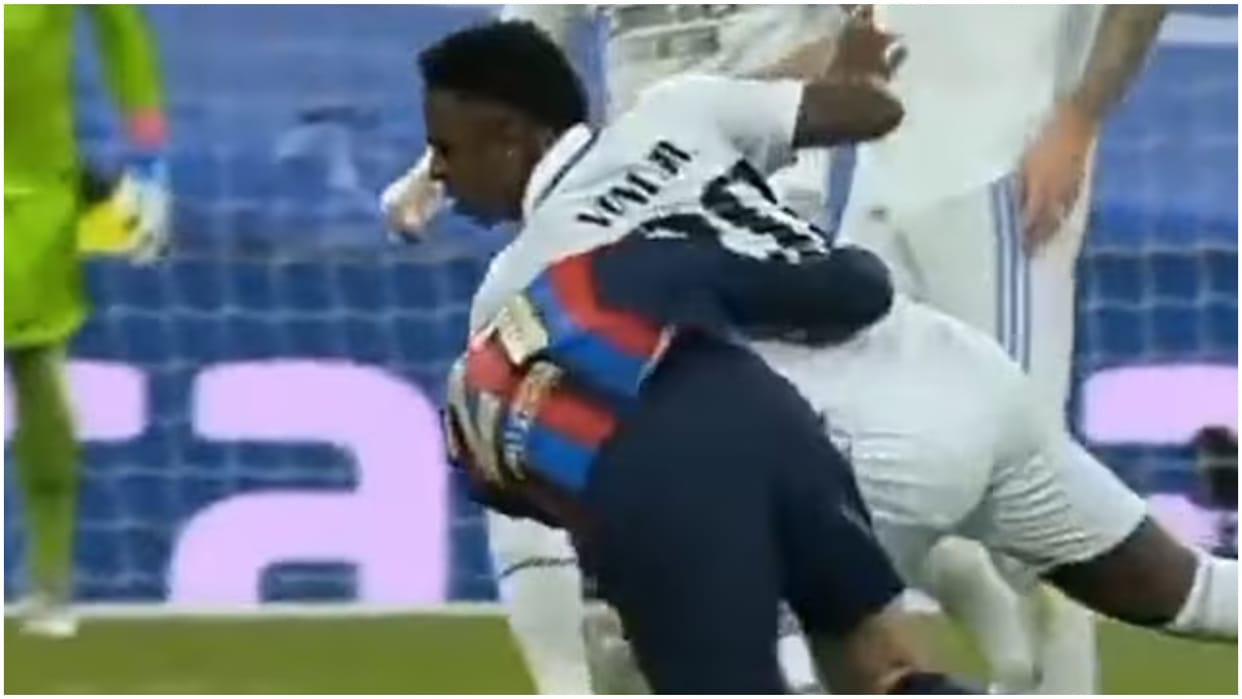 Real Madrid vs Barcelona Turns Into Wrestling Match As Vinicius Junior Floors Frekie De Jong; Watch Video