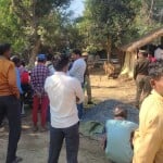 घटनास्थल पर मौजूद ग्रामीण और पुलिसकर्मी।