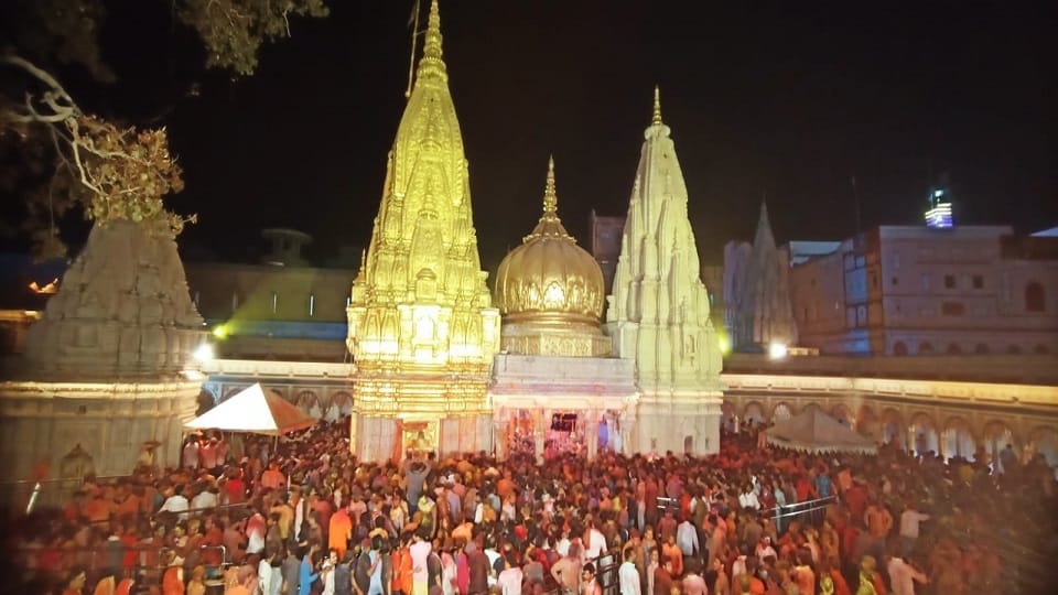 Varanasi: Two and a half lakh devotees reached the Dham to offer Gulal to Baba.
