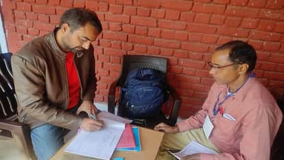 बाढड़ा परीक्षा केंद्र का निरीक्षण करते एसडीएम विरेंद्र सिंह